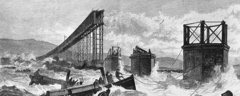 Zeichnung der eingestürzten Brücke über die Tay. Hohe Wellen und Wolken lassen auf schlechtes Wetter schließen. Im Vordergrund Rettungsboote.